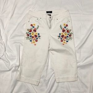 Earl Jean white jean w/ embroidered flowers size 8